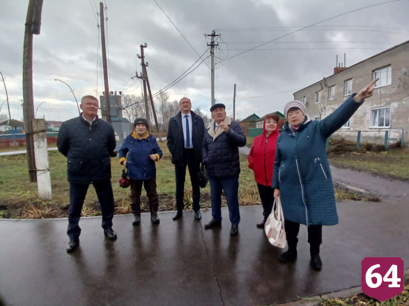 Саратовских чиновников призвали отремонтировать крышу учительнице