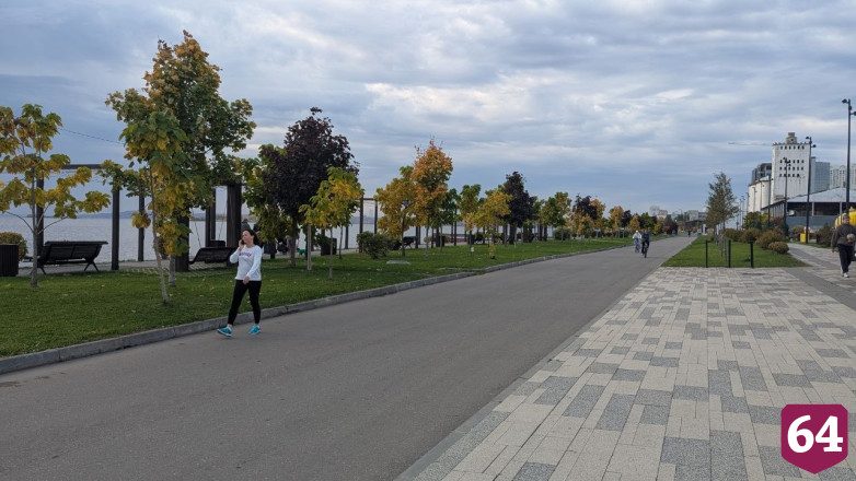 В Саратове обновляют покрытие спортплощадок набережной 