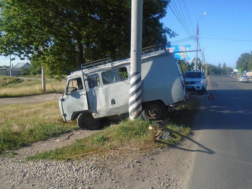 В Энгельсе УАЗ протаранил столб