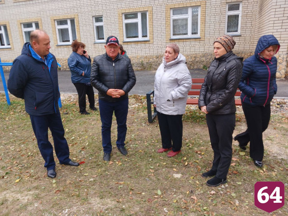 В саратовском поселке построили спортплощадку с окопом