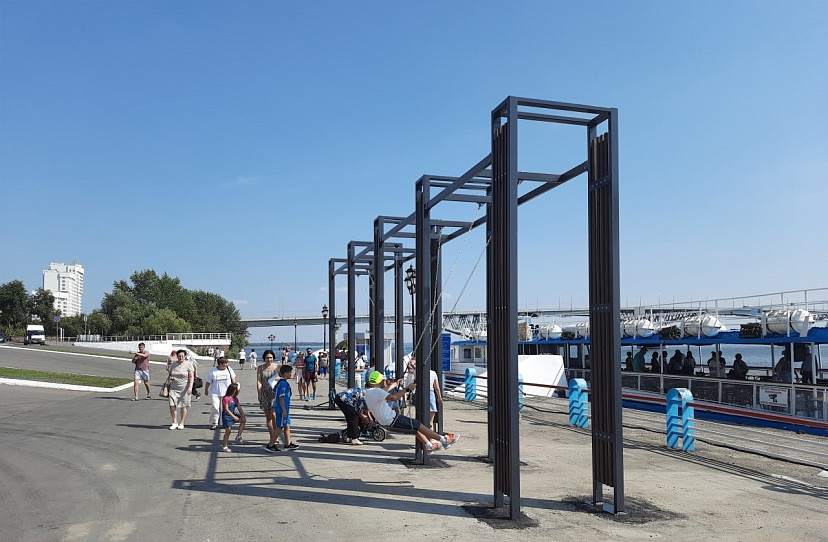 На набережной Саратова установили новые качели 