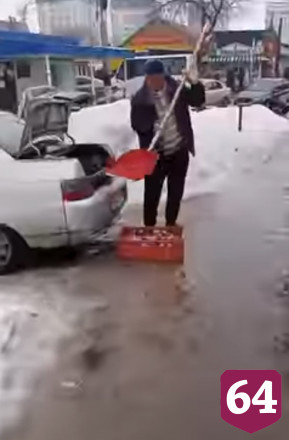 В Саратове водитель лопатой выгружал из багажника живую рыбу