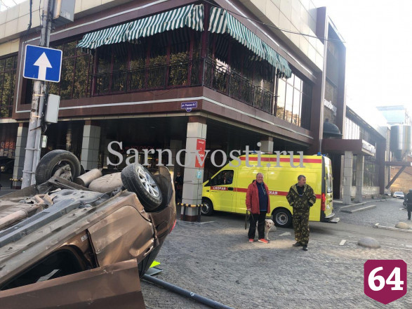 В Саратове кроссовер опрокинулся на крышу после массового ДТП