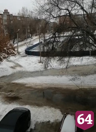 Горожане пожаловались на залитый вместе с катком двор