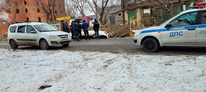 В Саратове «Приора» слетела в траншею и опрокинулась на бок 