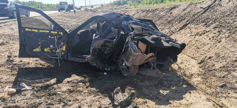 В Саратове «Приора» протаранила столб и слетела с дороги  