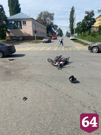 В столкновении с иномаркой под Саратовом разбился мопедист