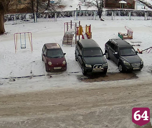 Под Саратовом три автохама запарковались на детской площадке