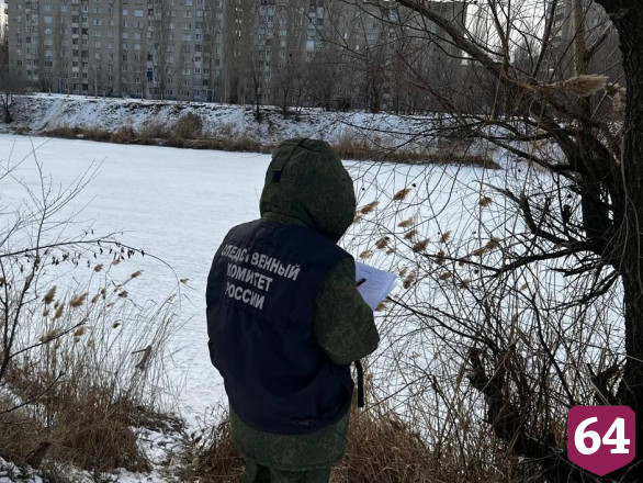 Спасатели эвакуировали упавшего на лед с тарзанки ребенка