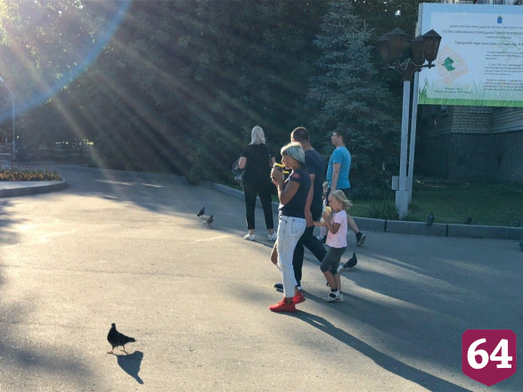 Жители Саратова массово гуляют в горпарке без масок