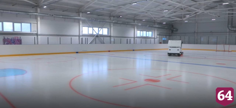 В поселке под Саратовом открыли новую ледовую арену