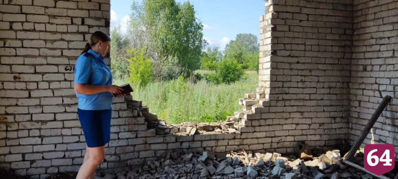 В заброшенном доме под Саратовом на 11-летнего мальчика упали кирпичи