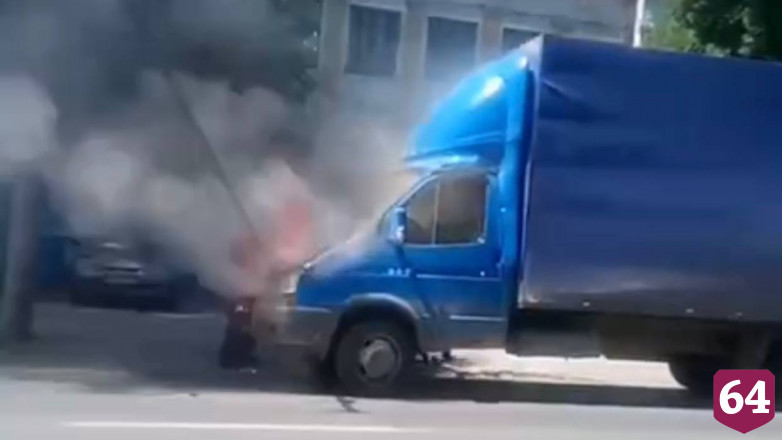 В Саратове водитель полыхающего грузовика обжег лицо и руки