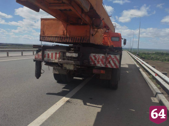 Водитель УАЗа покалечился в ДТП с грузовиком в Саратове