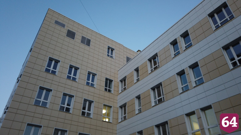 В новой саратовской поликлинике расставляют мебель