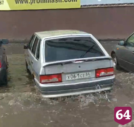 В Саратове после ливня автомобили «поплыли» по улицам