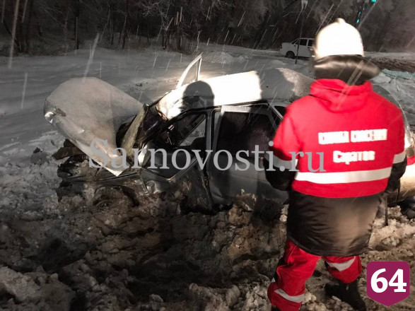 В Саратове легковушку унесло в сугроб от удара грузовика