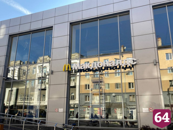 Саратовцы в локдаун выстроились в очередь за гамбургерами