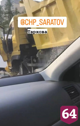 В Саратове грузовик протаранил пассажирский автобус