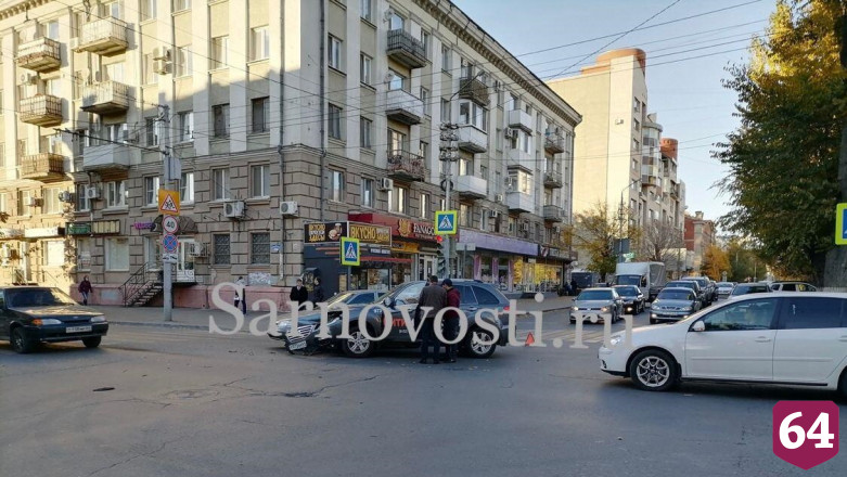 В центре Саратова не поделили дорогу такси и «Лада»
