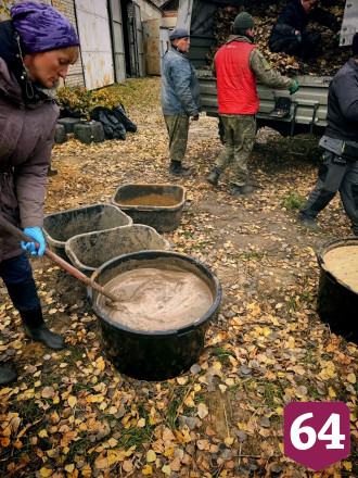 В Саратовской области саженцы отправляют в лес в глиняных «скафандрах»