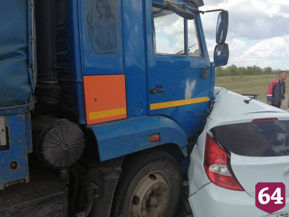 В столкновении с грузовиком на трассе покалечилась автоледи