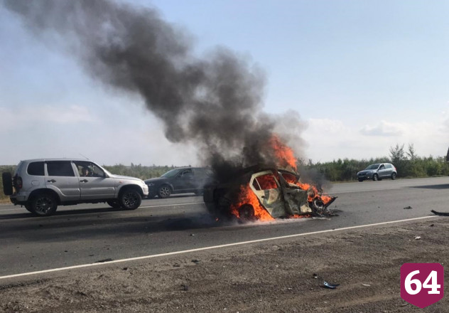 Под Саратовом после ДТП в иномарке сгорели 2 человека