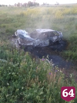 Легковушка перевернулась в поле под Саратовом и загорелась