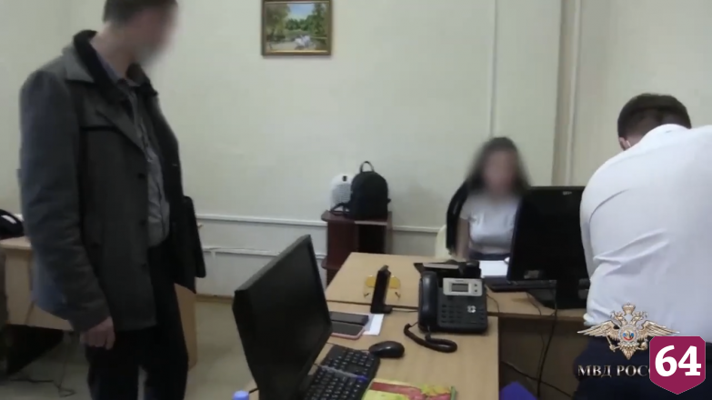 В Саратове сотрудники колл-центра выманили у пенсионеров 1,5 млн рублей
