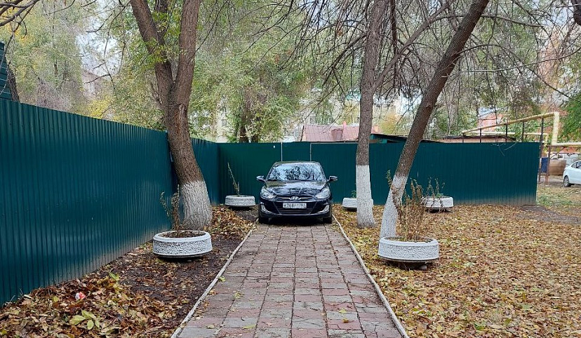 Автохам заблокировал проход к площадке детсада в центре Саратова
