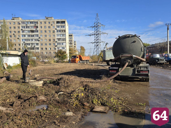 В Энгельсе устраняют крупную аварию на водопроводе