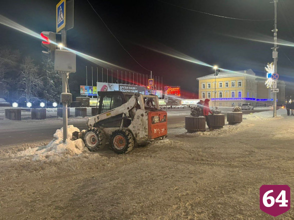 Снег в Саратове убирали 223 единицы техники