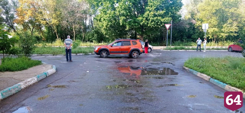 Водитель кроссовера попал в больницу после ДТП с малолитражкой