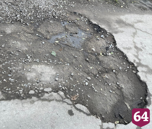 Саратовцы пожаловались на разбитую дорогу у вокзала