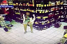 Девушка потратила все деньги с чужой карты в магазинах и попала на видео