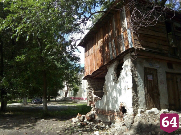 Саратовцы опасаются обрушения стены постройки рядом со школой