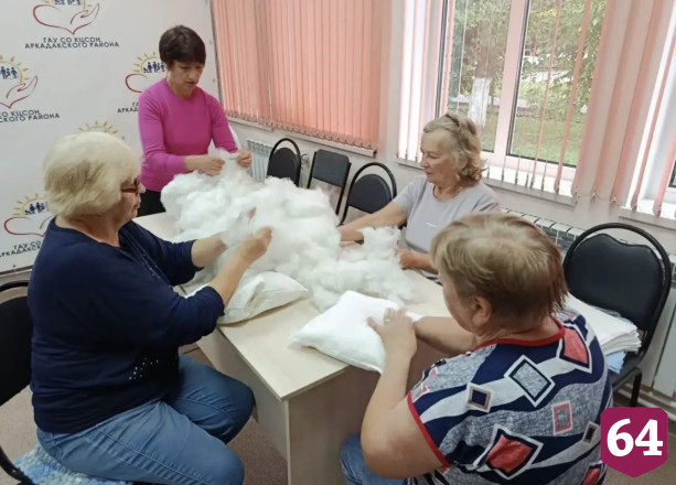 Саратовские женщины сшили 91 подушку для бойцов СВО 
