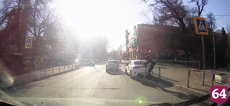 В Саратове электросамокатчик после падения прокатился по асфальту