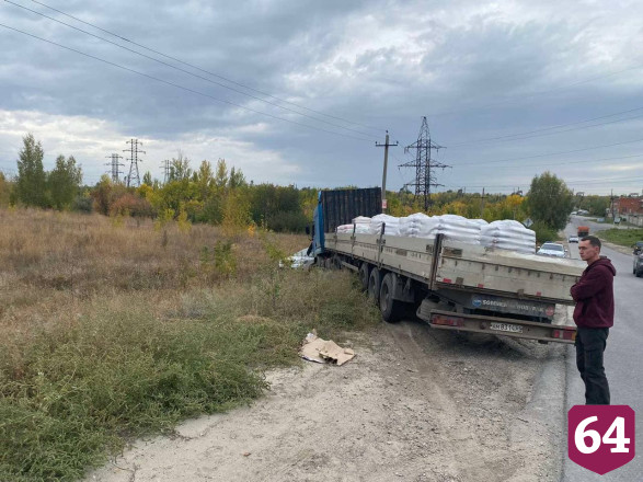 Пожилой водитель иномарки покалечился в ДТП с фурой