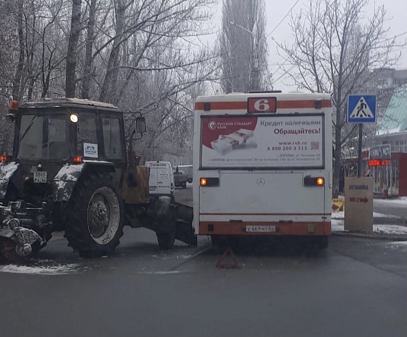 В Саратове трактор протаранил автобус с пассажирами