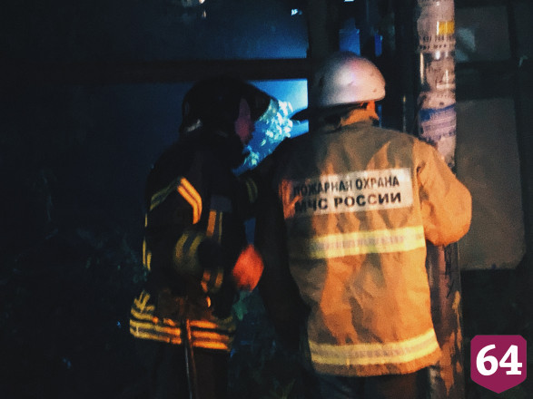 Центр Саратова заволокло дымом от горящего дома
