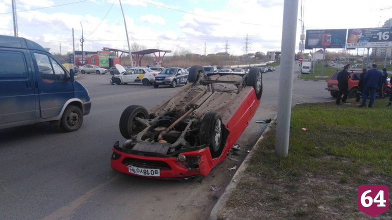 В Саратове легковушка опрокинулась после ДТП с такси
