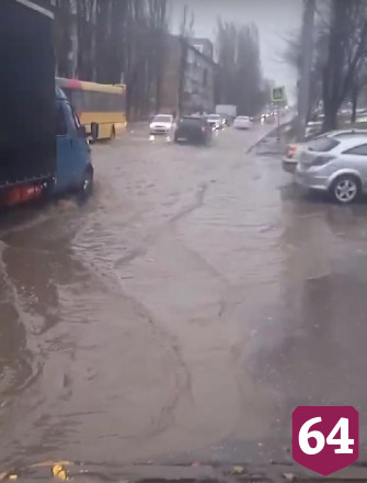 В Саратове «речка Антоновка» затопила дорогу