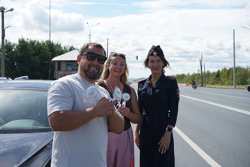 В Саратовской области водителей угощали медовыми пряниками