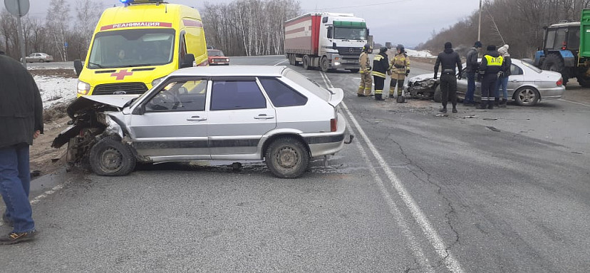 Два человека пострадали в лобовом столкновении на трассе