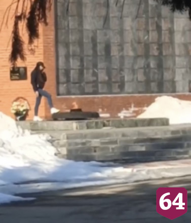 Под Саратовом девушка курила и стряхивала пепел в Вечный огонь