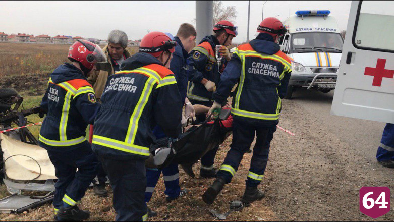 В перевернувшейся на выезде из Саратова «Газели» ранены двое мужчин