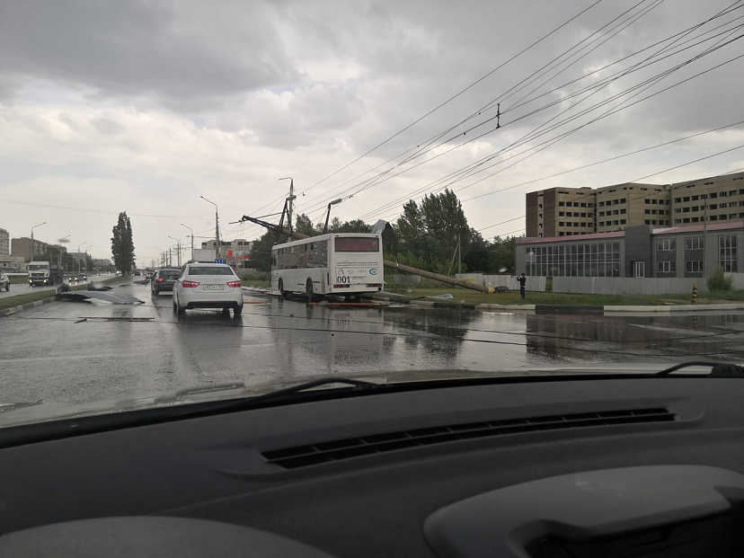 Появилось видео последствий разрушительного урагана в Саратовской области