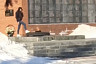 Под Саратовом девушка курила и стряхивала пепел в Вечный огонь