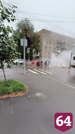В центре Саратова водитель иномарки провалился в яму с кипятком 